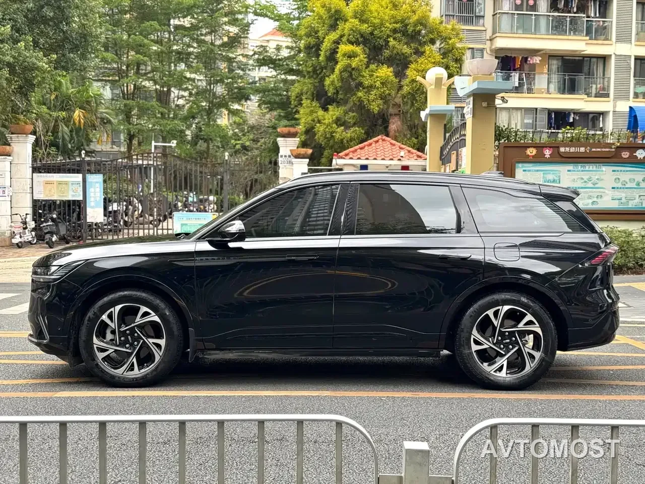 Lincoln Nautilus 2023 2.0T 4WD Premium Hybrid Edition — фото 13