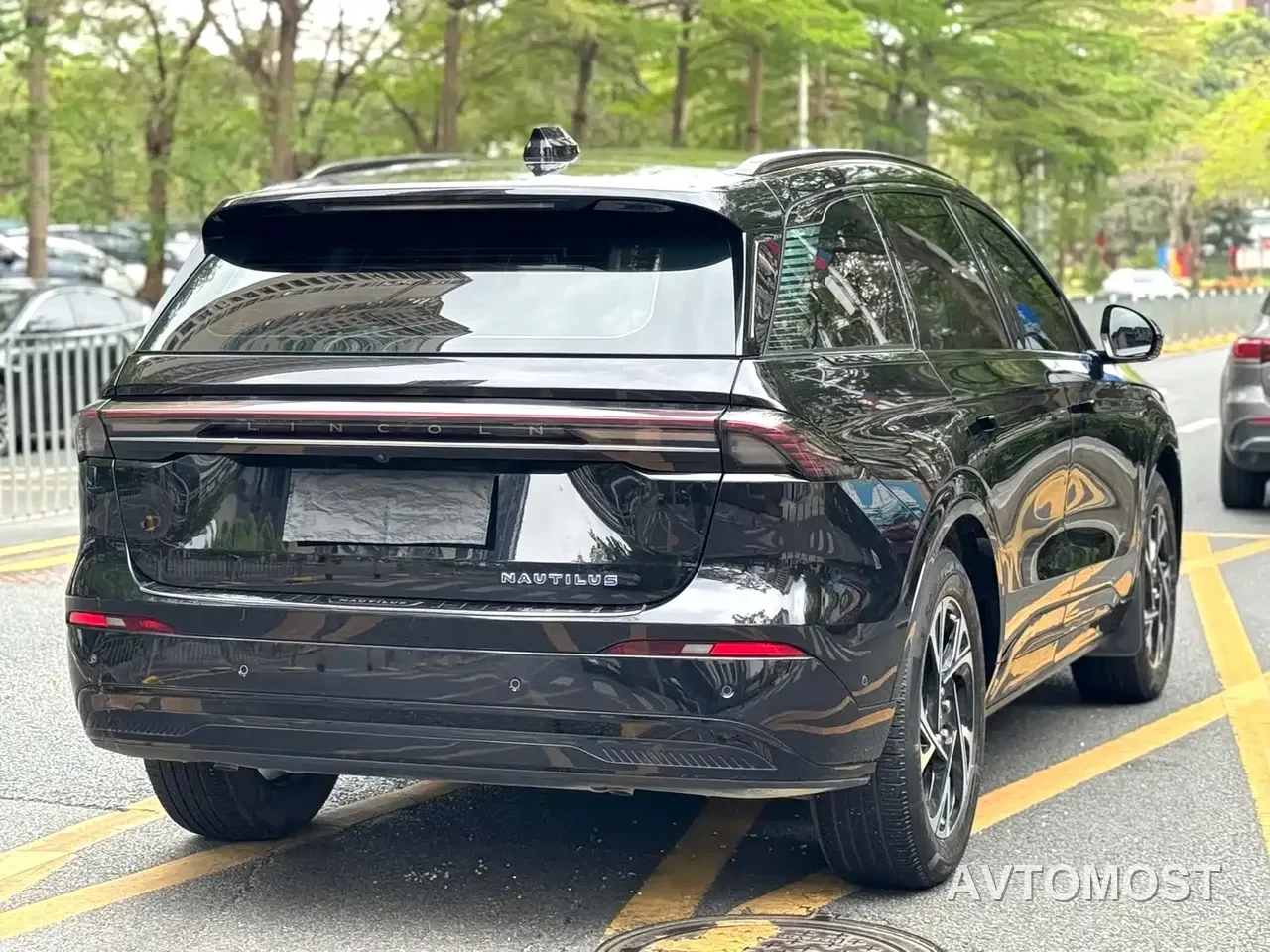 Lincoln Nautilus 2023 2.0T 4WD Premium Hybrid Edition — фото 17