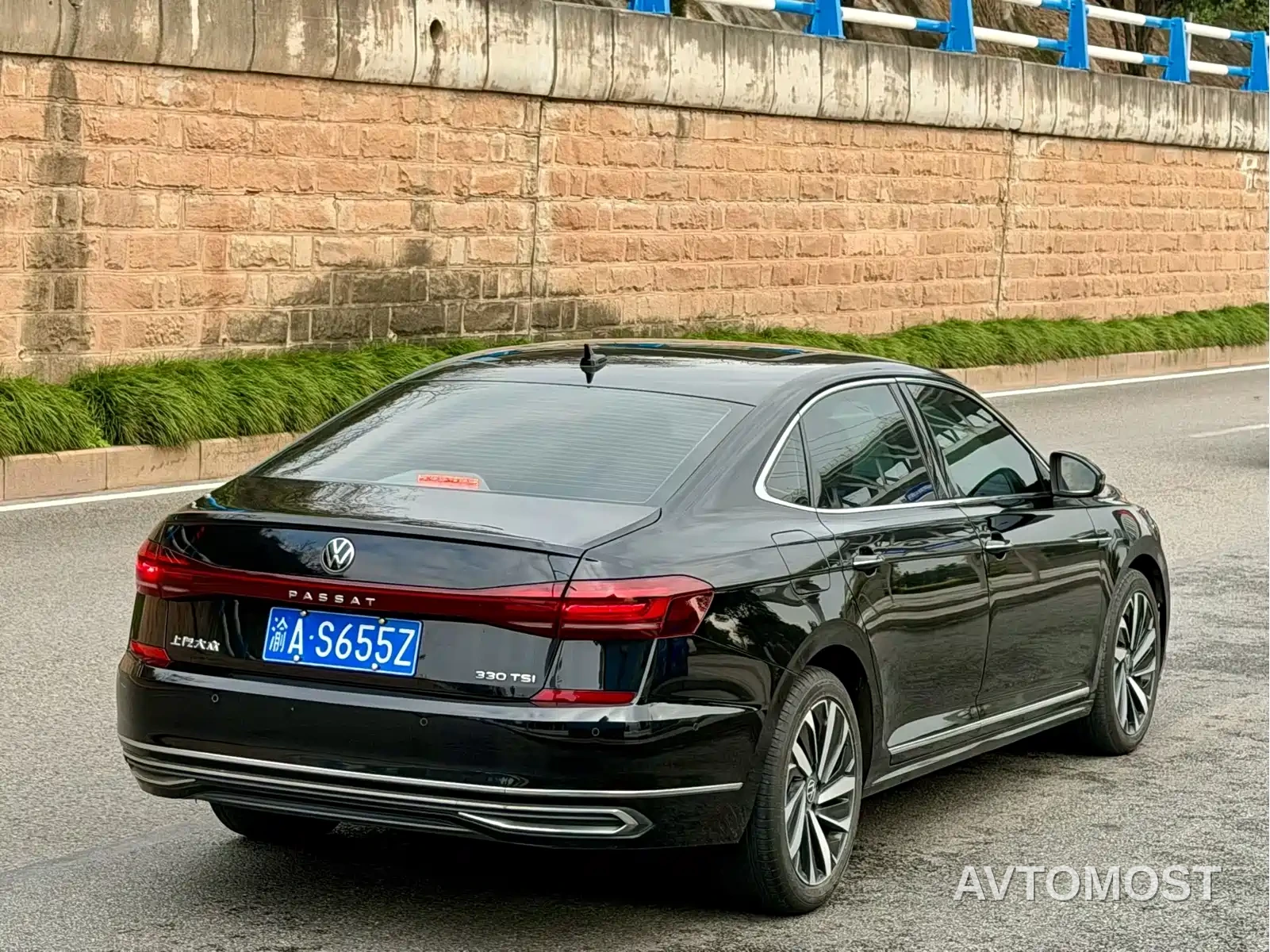 Volkswagen Passat 2022 330TSI Luxury Edition — фото 9