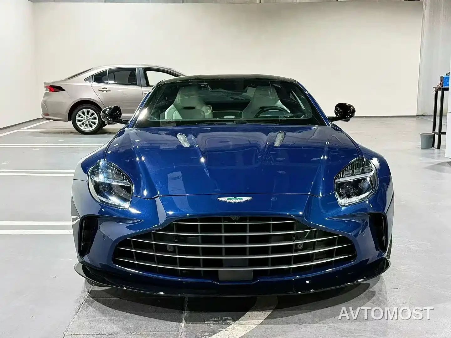 Aston Martin V8 Vantage 2024 4.0T V8 Coupe — фото 2