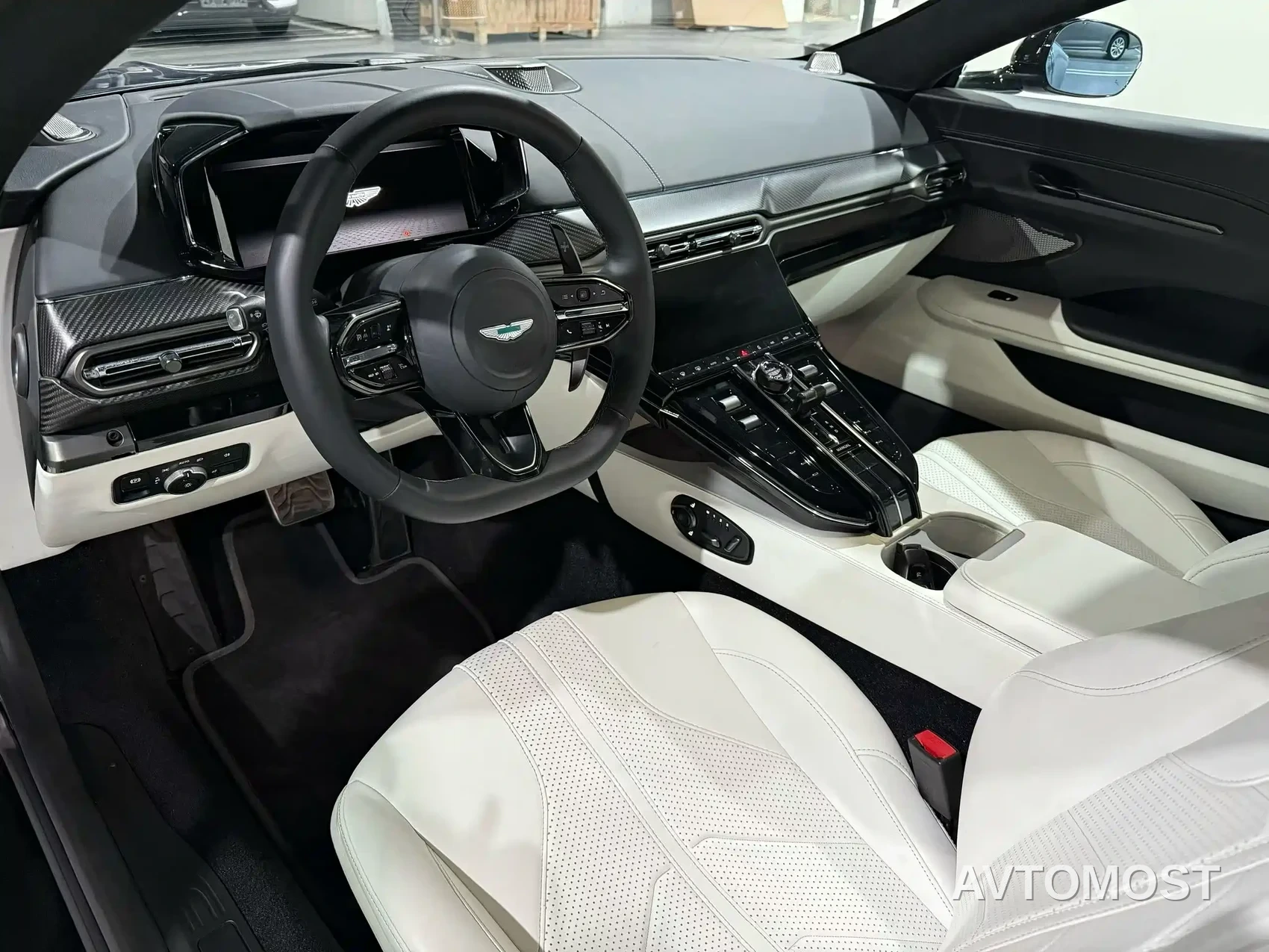 Aston Martin V8 Vantage 2024 4.0T V8 Coupe — фото 5