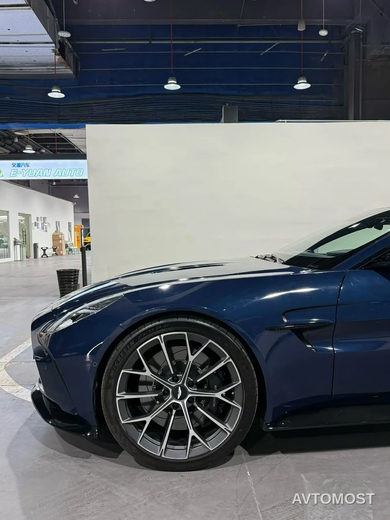 Aston Martin V8 Vantage 2024 4.0T V8 Coupe — фото 7