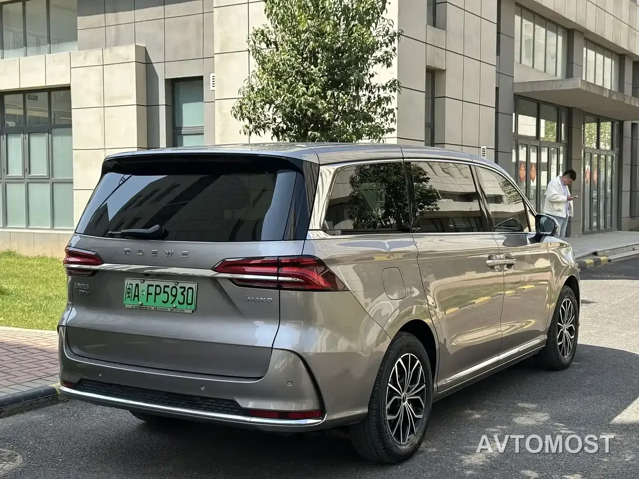 Roewe iMAX8 EV 2025 1.5T DMH Land Luxury Edition — фото 3