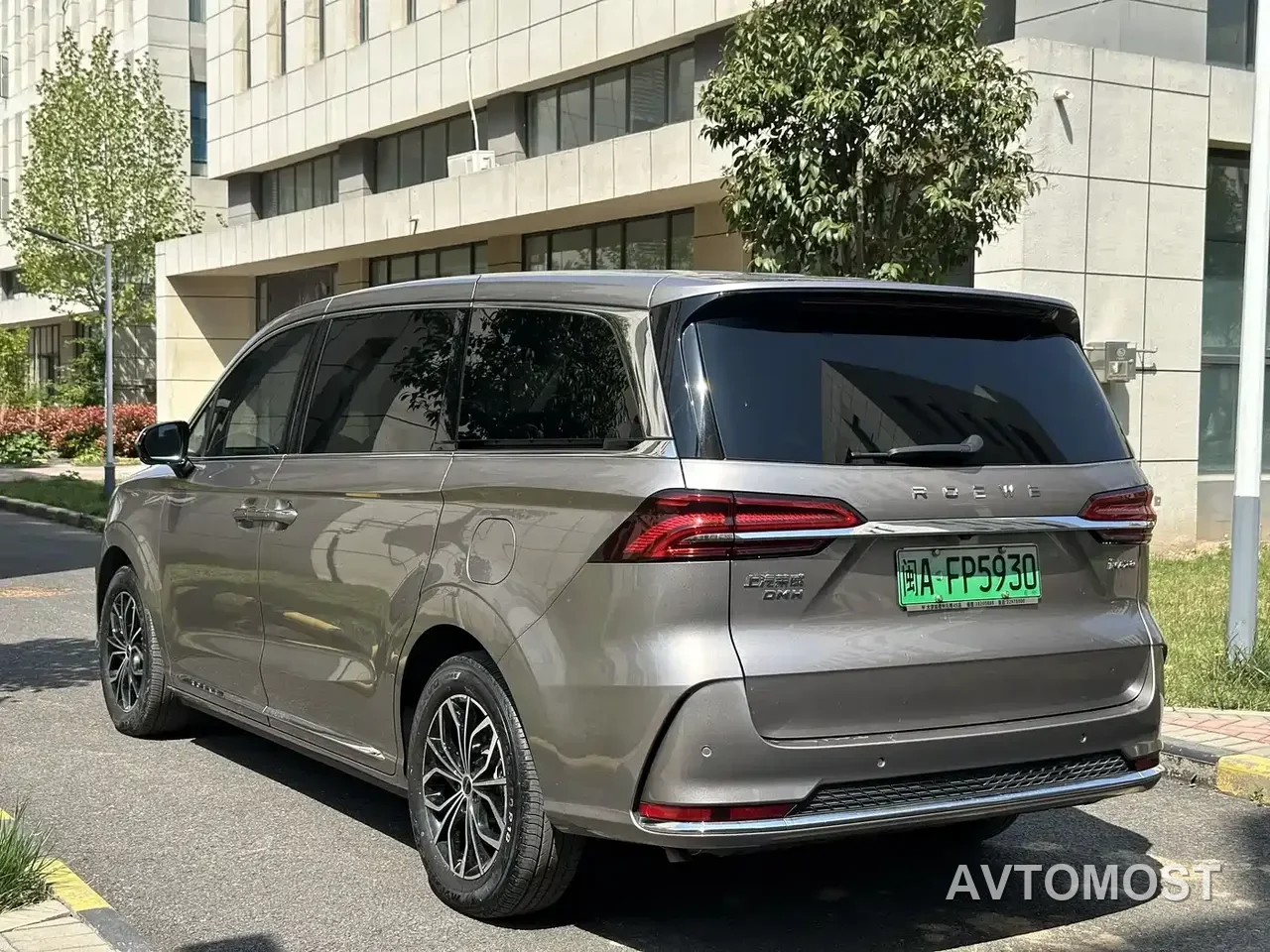 Roewe iMAX8 EV 2025 1.5T DMH Land Luxury Edition — фото 5