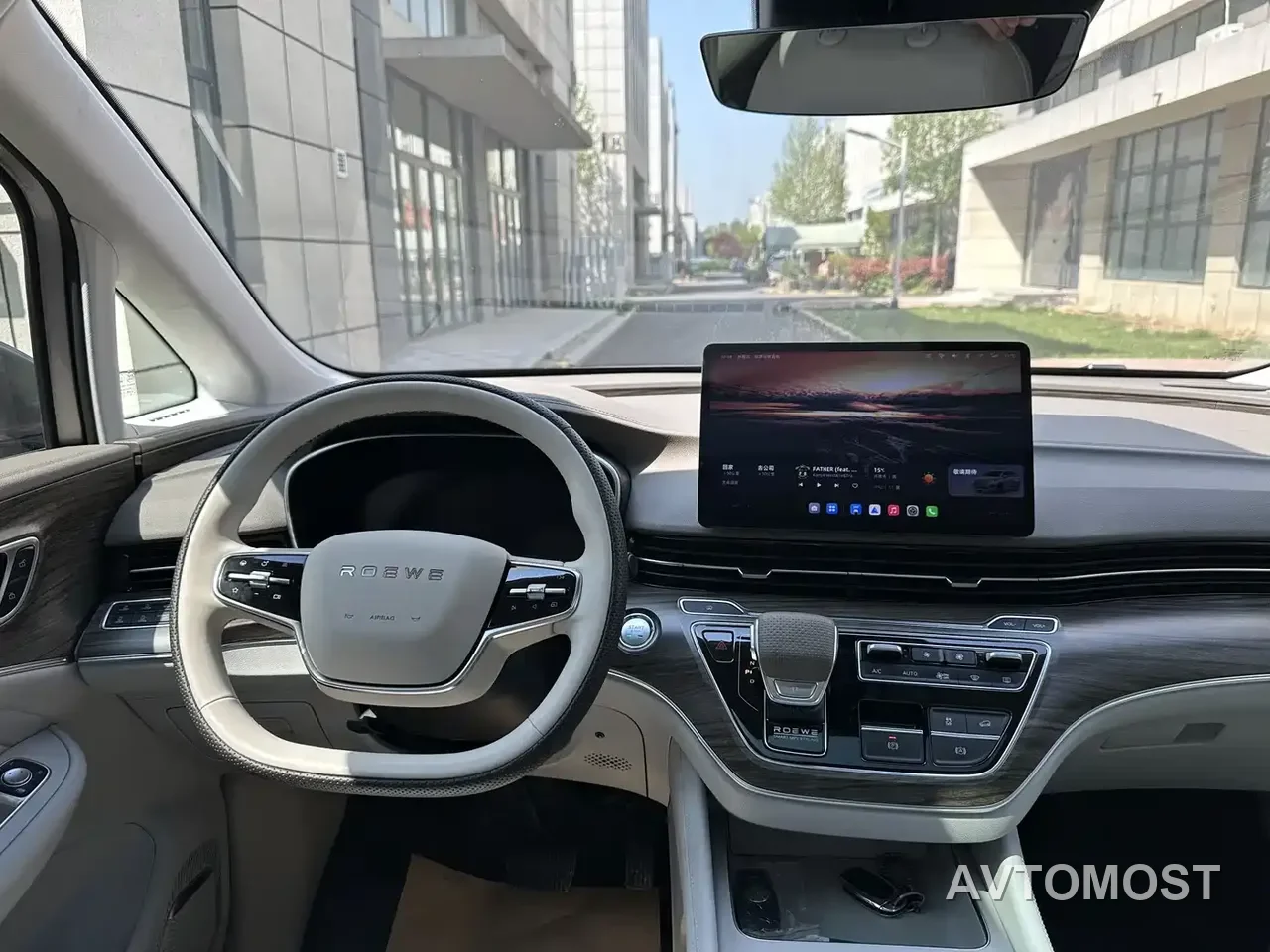 Roewe iMAX8 EV 2025 1.5T DMH Land Luxury Edition — фото 6