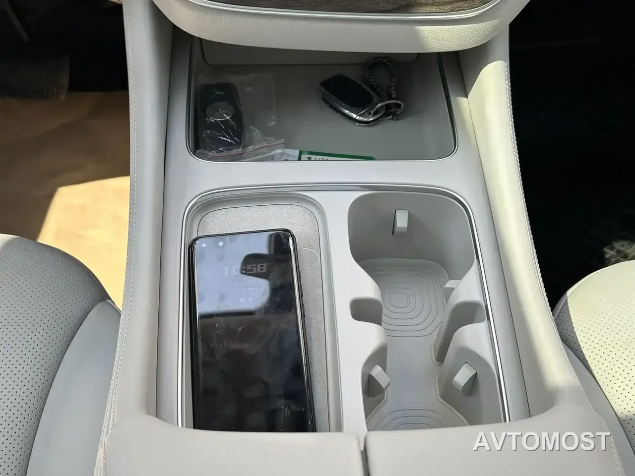 Roewe iMAX8 EV 2025 1.5T DMH Land Luxury Edition — фото 10