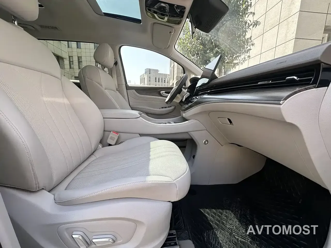 Roewe iMAX8 EV 2025 1.5T DMH Land Luxury Edition — фото 12