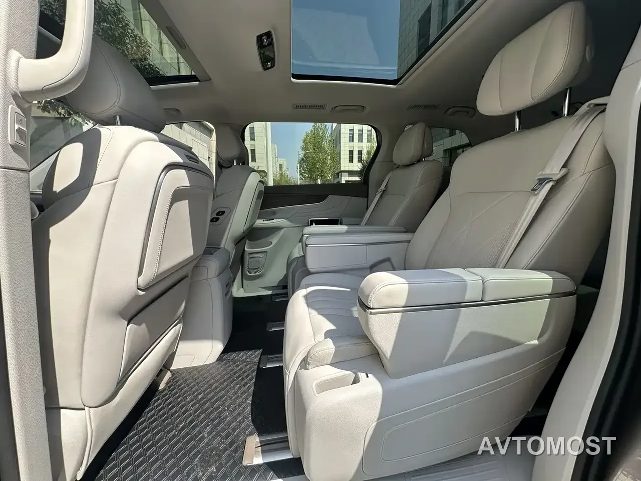 Roewe iMAX8 EV 2025 1.5T DMH Land Luxury Edition — фото 13