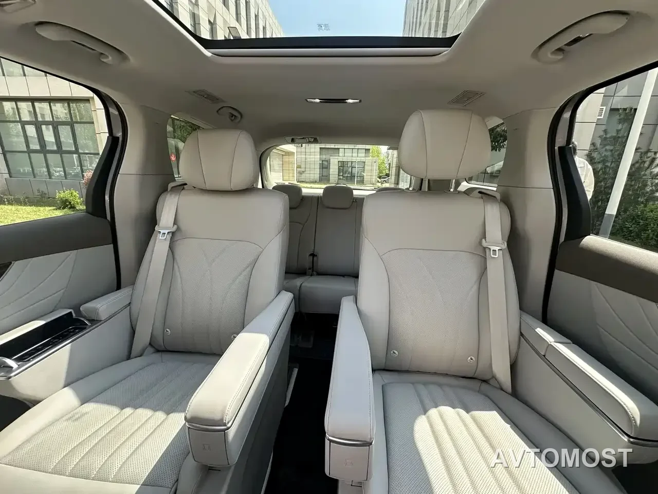Roewe iMAX8 EV 2025 1.5T DMH Land Luxury Edition — фото 15