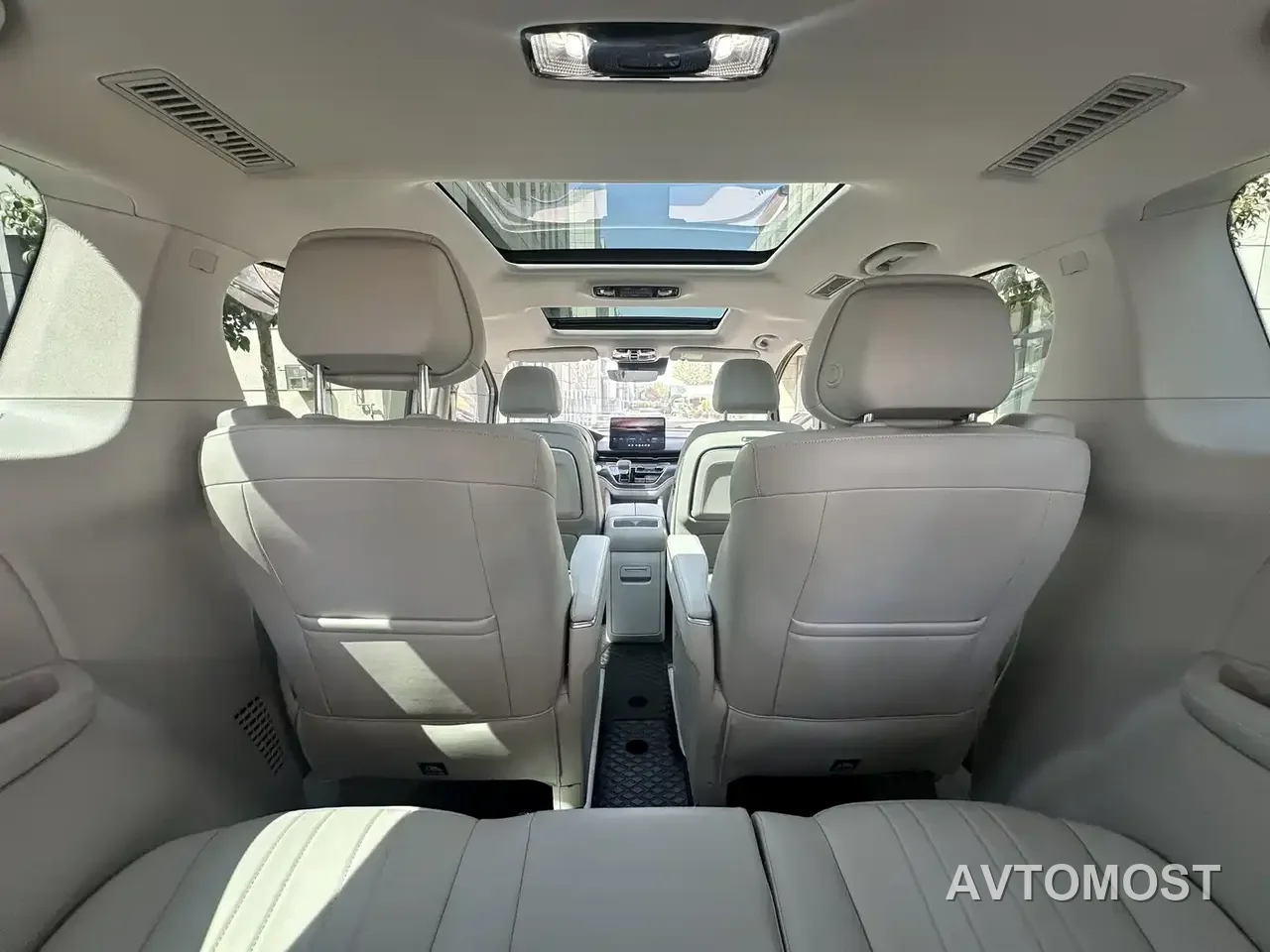 Roewe iMAX8 EV 2025 1.5T DMH Land Luxury Edition — фото 16