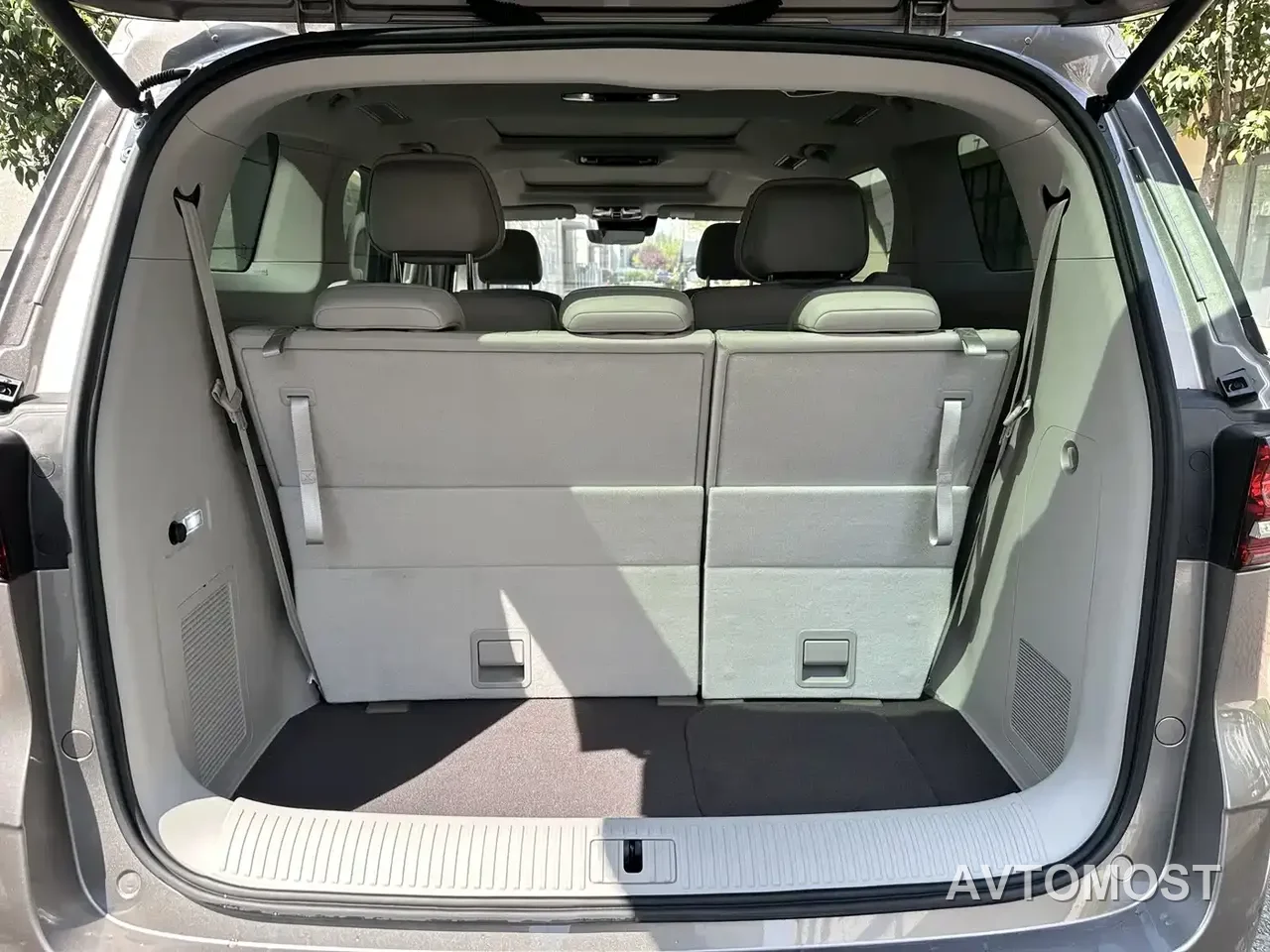 Roewe iMAX8 EV 2025 1.5T DMH Land Luxury Edition — фото 17