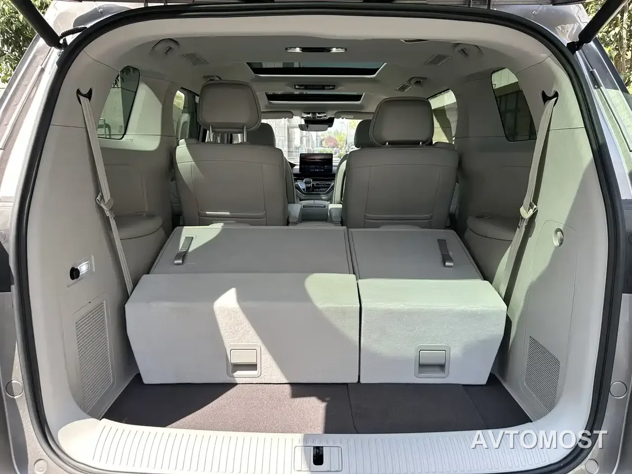 Roewe iMAX8 EV 2025 1.5T DMH Land Luxury Edition — фото 18