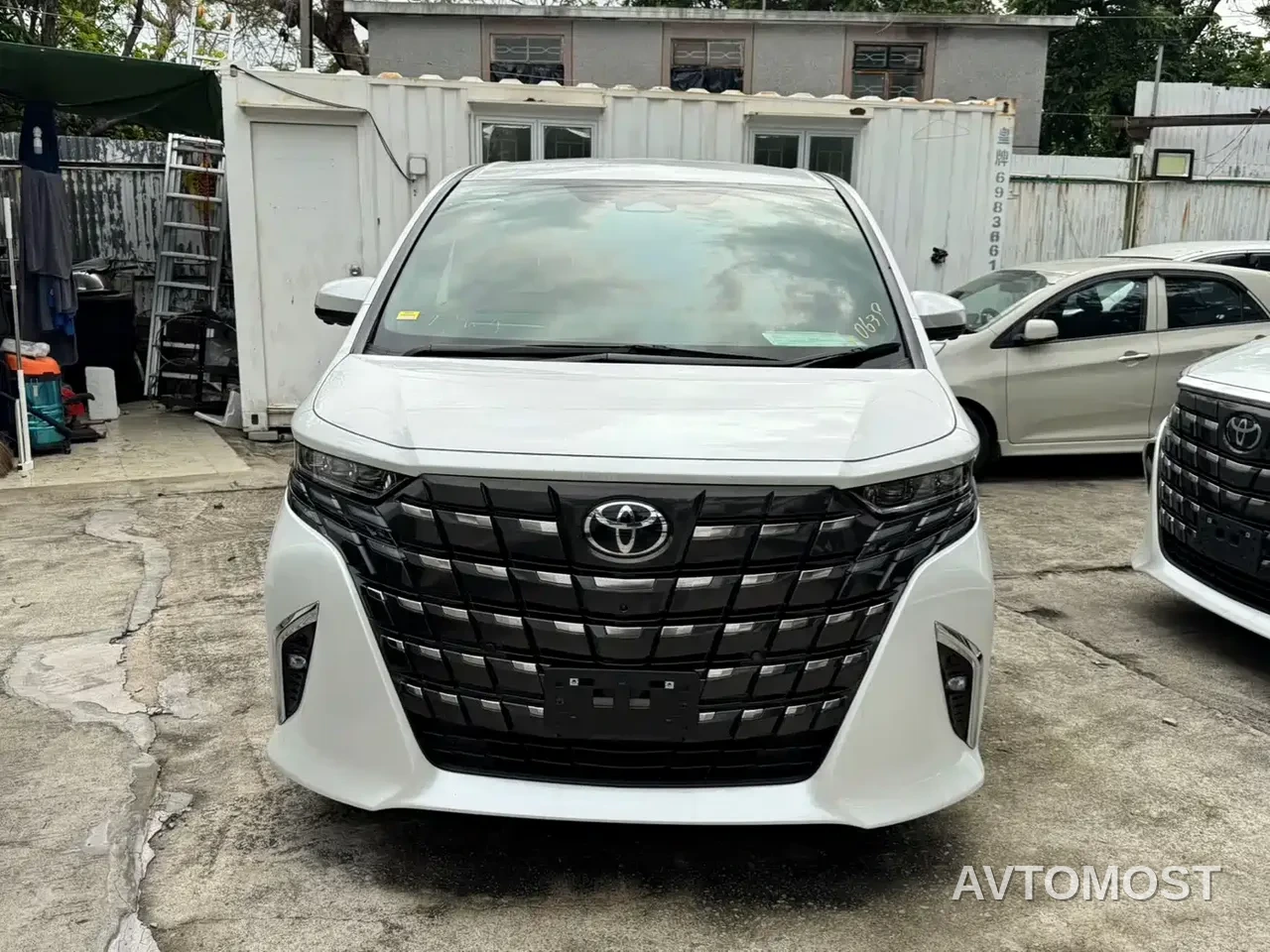 Toyota Alphard — фото 1