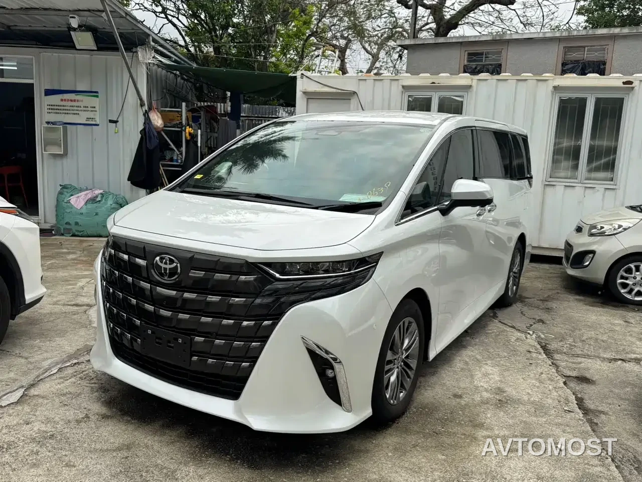 Toyota Alphard — фото 2