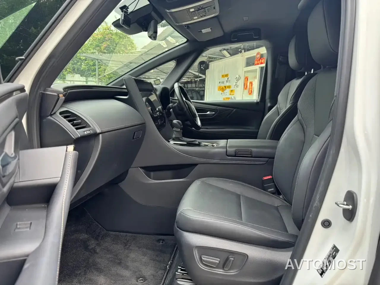 Toyota Alphard — фото 4
