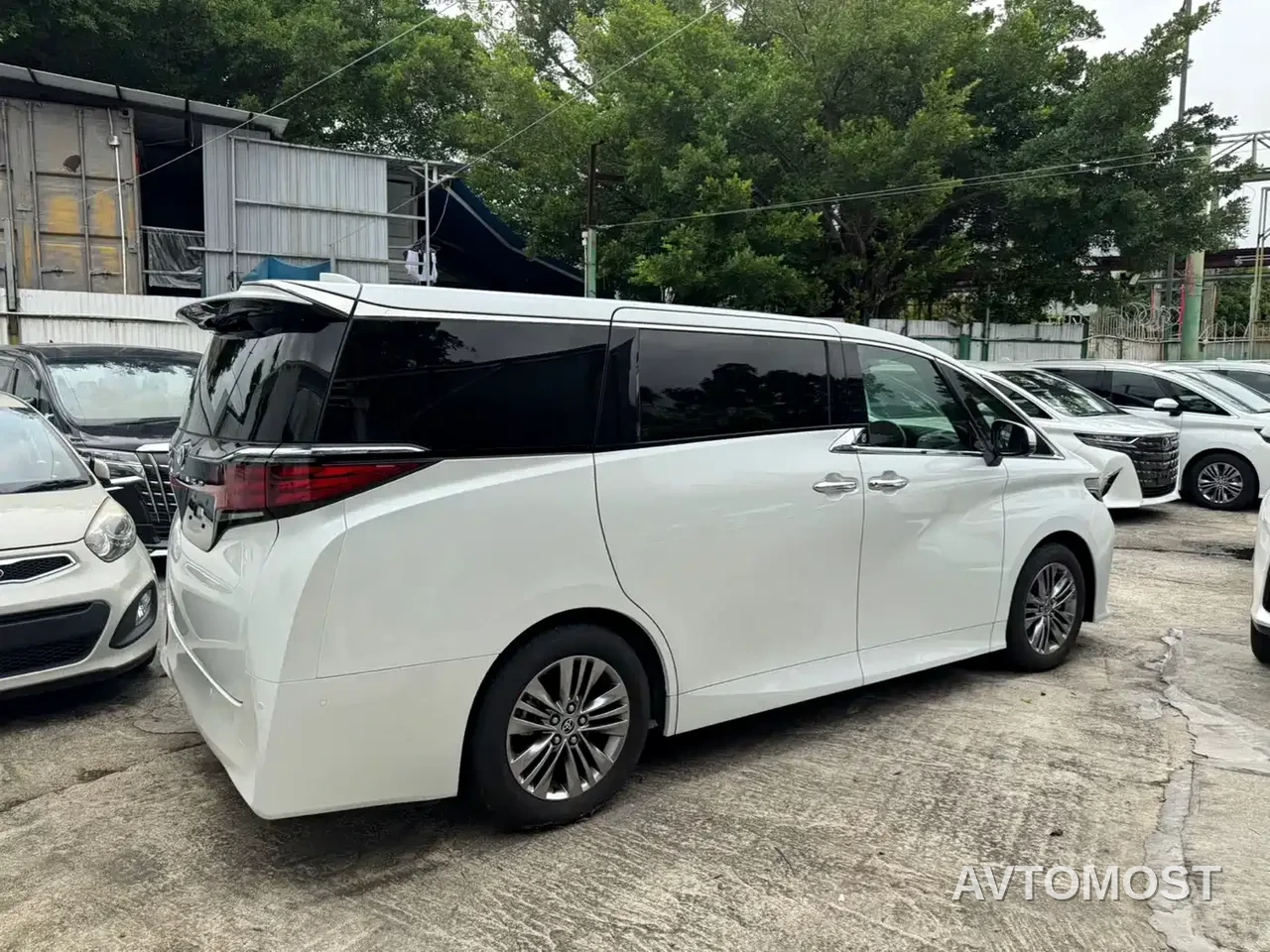 Toyota Alphard — фото 5