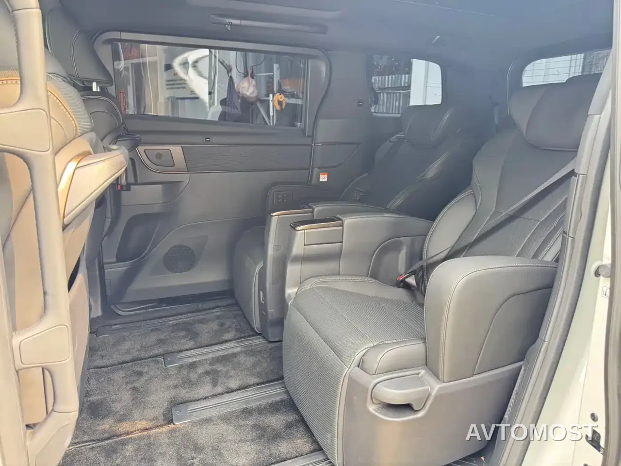 Toyota Alphard — фото 6