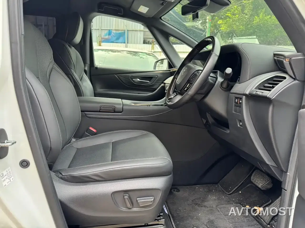 Toyota Alphard — фото 8