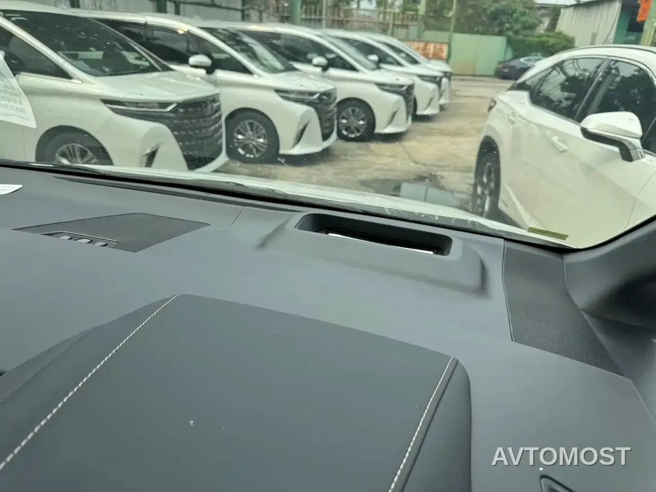 Toyota Alphard — фото 9