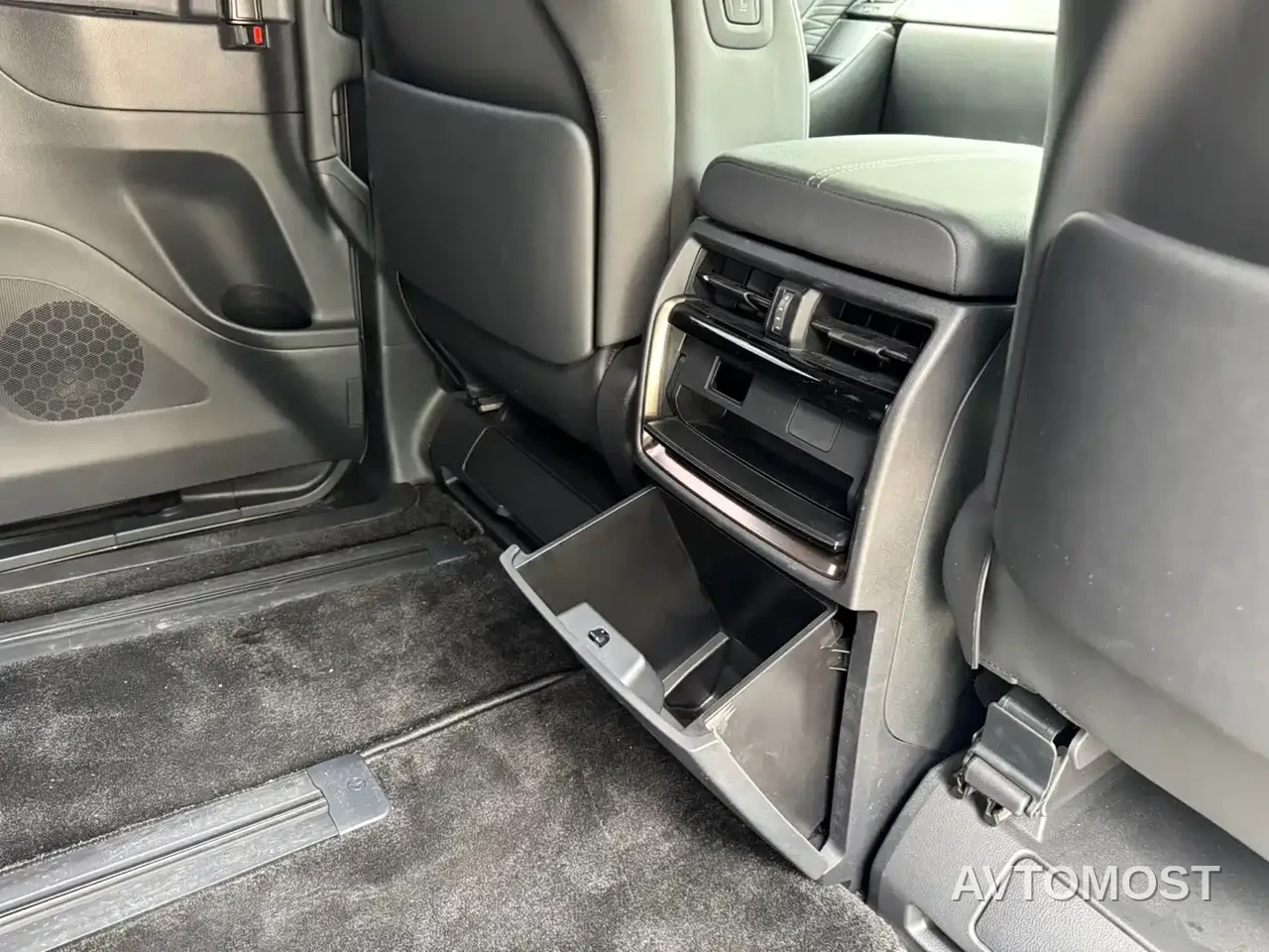 Toyota Alphard — фото 11