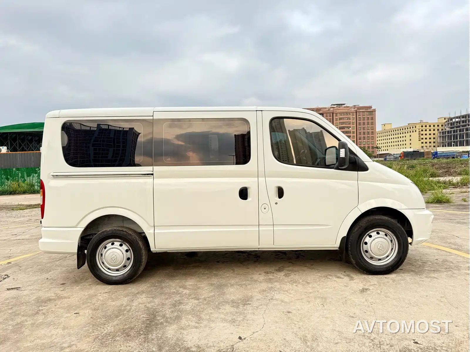SAIC Maxus Xintu V80 2021 2.0T PLUS Manual Urban Edition Short Wheelbase Ultra-Low Roof 7/8/9 Seats — фото 3