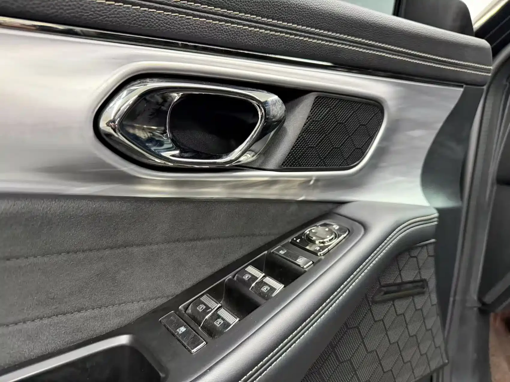 GAC Trumpchi GS8 2022 Dual Engine Series 2.0TM 2WD Premium Edition (7-Seater) — фото 12