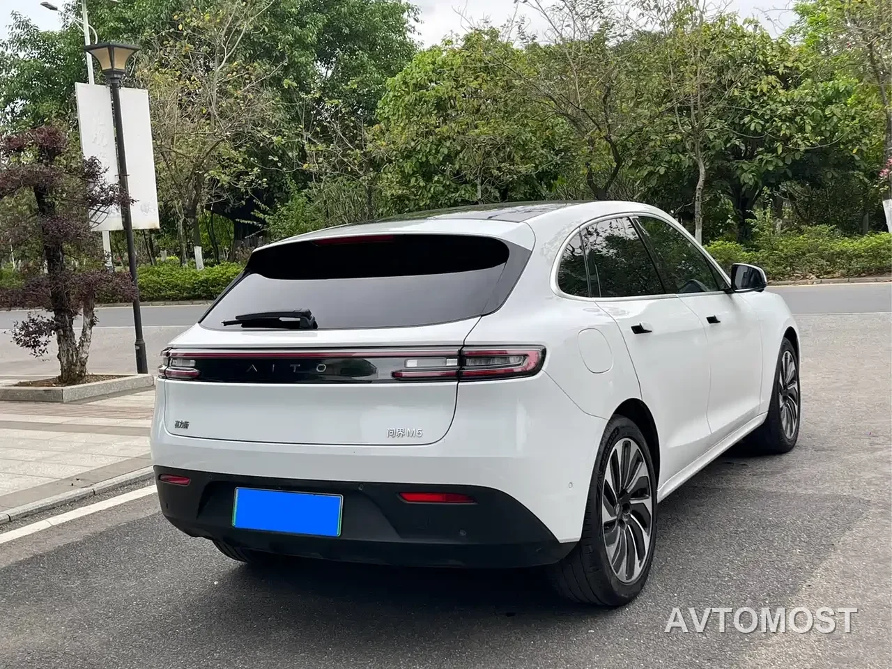 AITO M5 2022 Extended Range AWD Performance Edition — фото 2