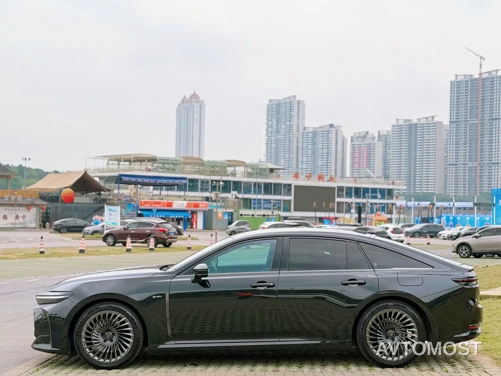 Toyota Crown (Import) 2024 2.5L Ultimate Edition — фото 7