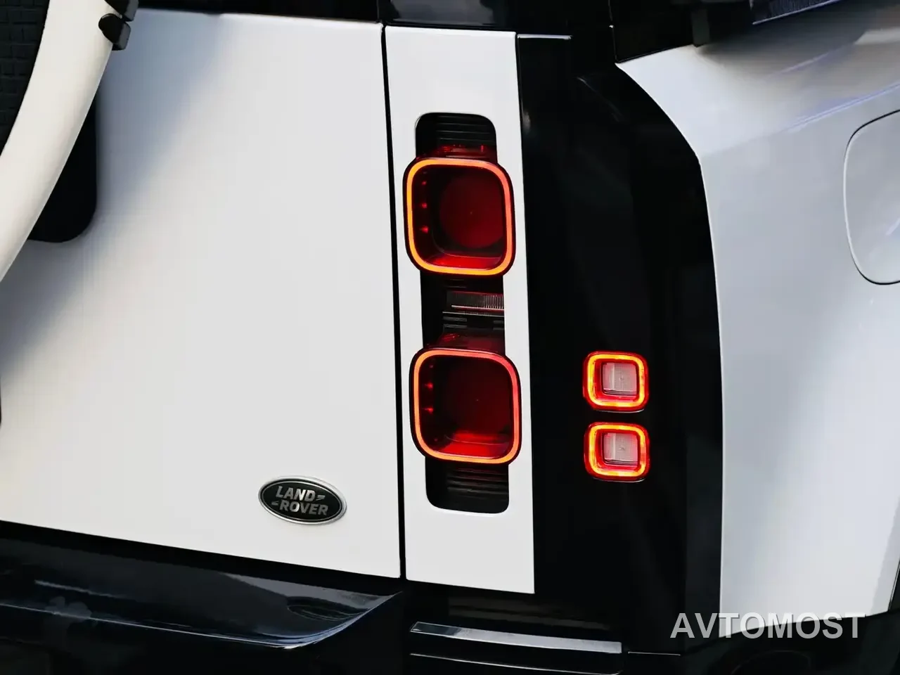 Land Rover Defender 2022 110 P400 X-DYNAMIC HSE — фото 15