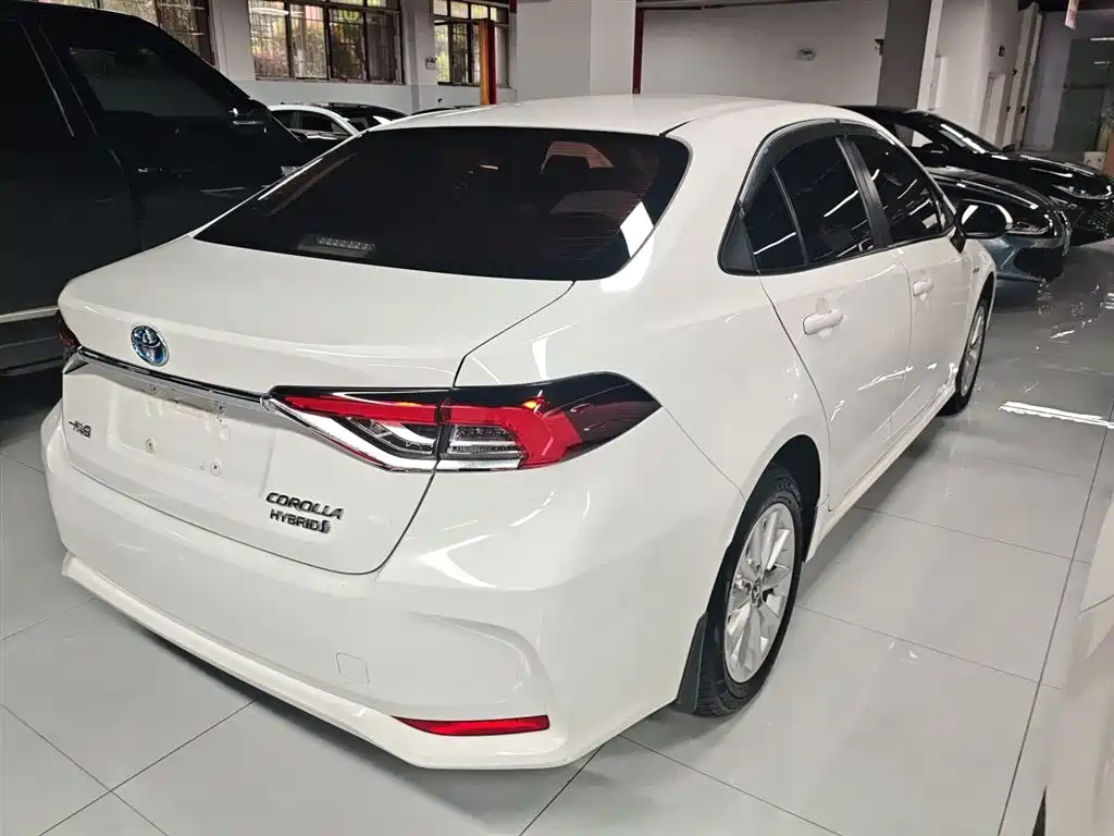 Toyota Corolla 2021 Hybrid 1.8L E-CVT Elite Edition — фото 7