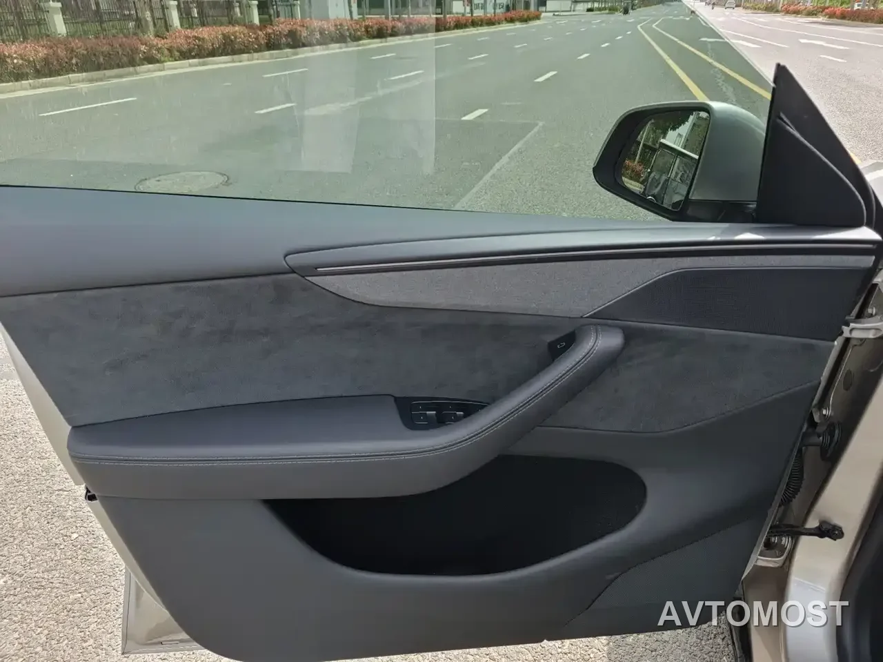Tesla Model Y L 2025 Facelift Long Range AWD — фото 7