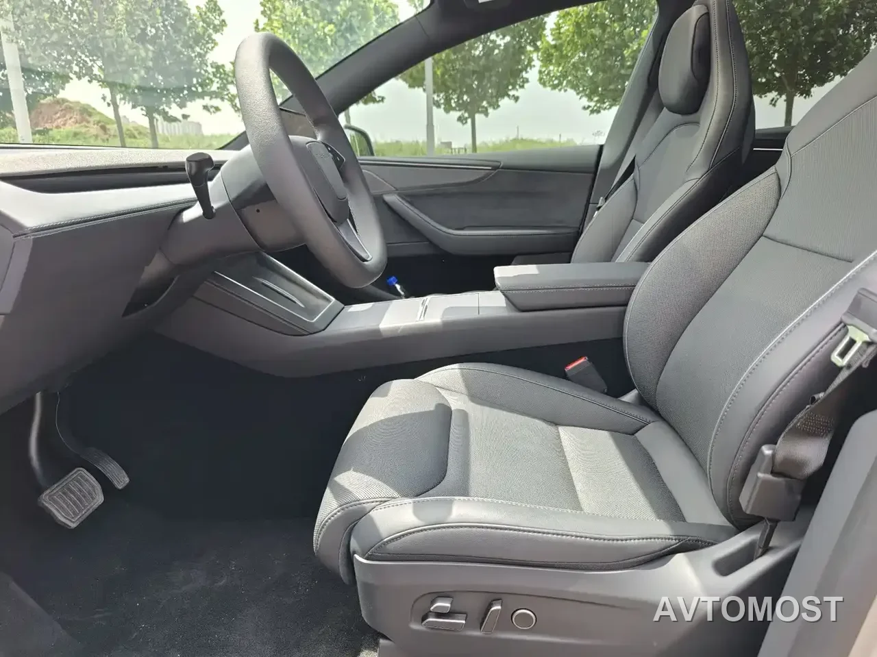 Tesla Model Y L 2025 Facelift Long Range AWD — фото 9