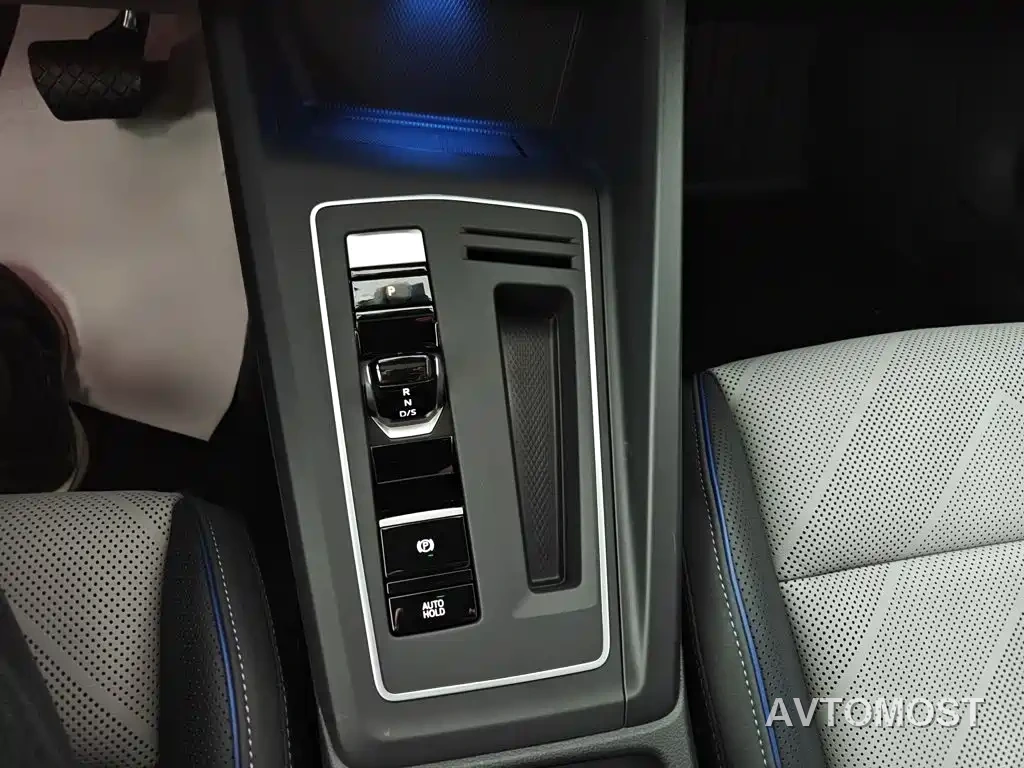 Volkswagen Golf 2025 Second Facelift 300TSI R-Line — фото 13