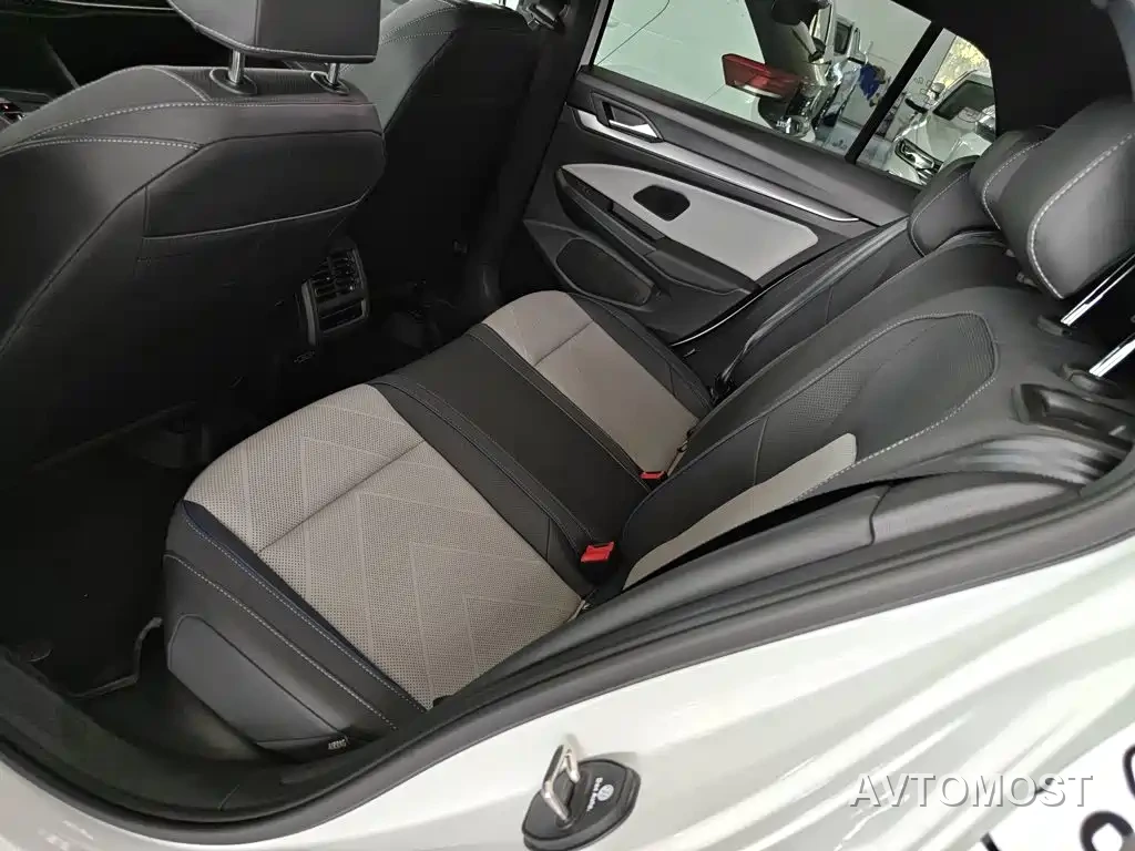 Volkswagen Golf 2025 Second Facelift 300TSI R-Line — фото 15