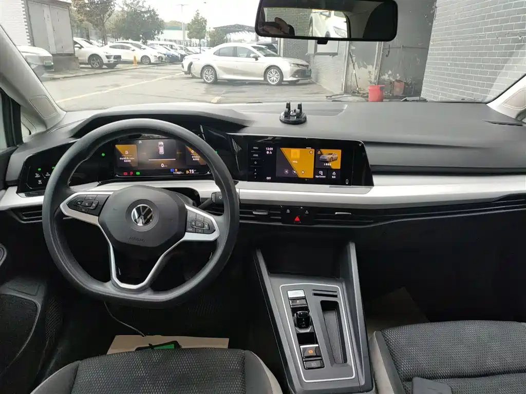 Volkswagen Golf 2023 Model 200TSI DSG — фото 6