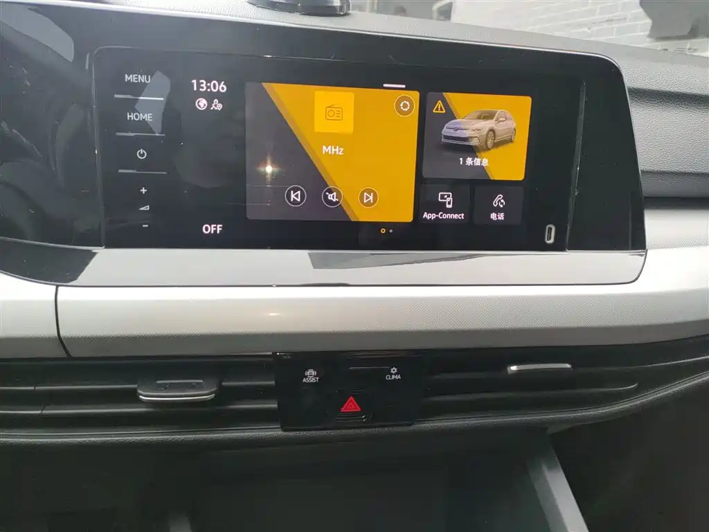 Volkswagen Golf 2023 Model 200TSI DSG — фото 9