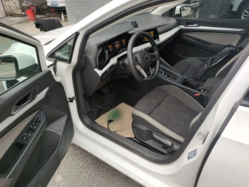 Volkswagen Golf 2023 Model 200TSI DSG — фото 12