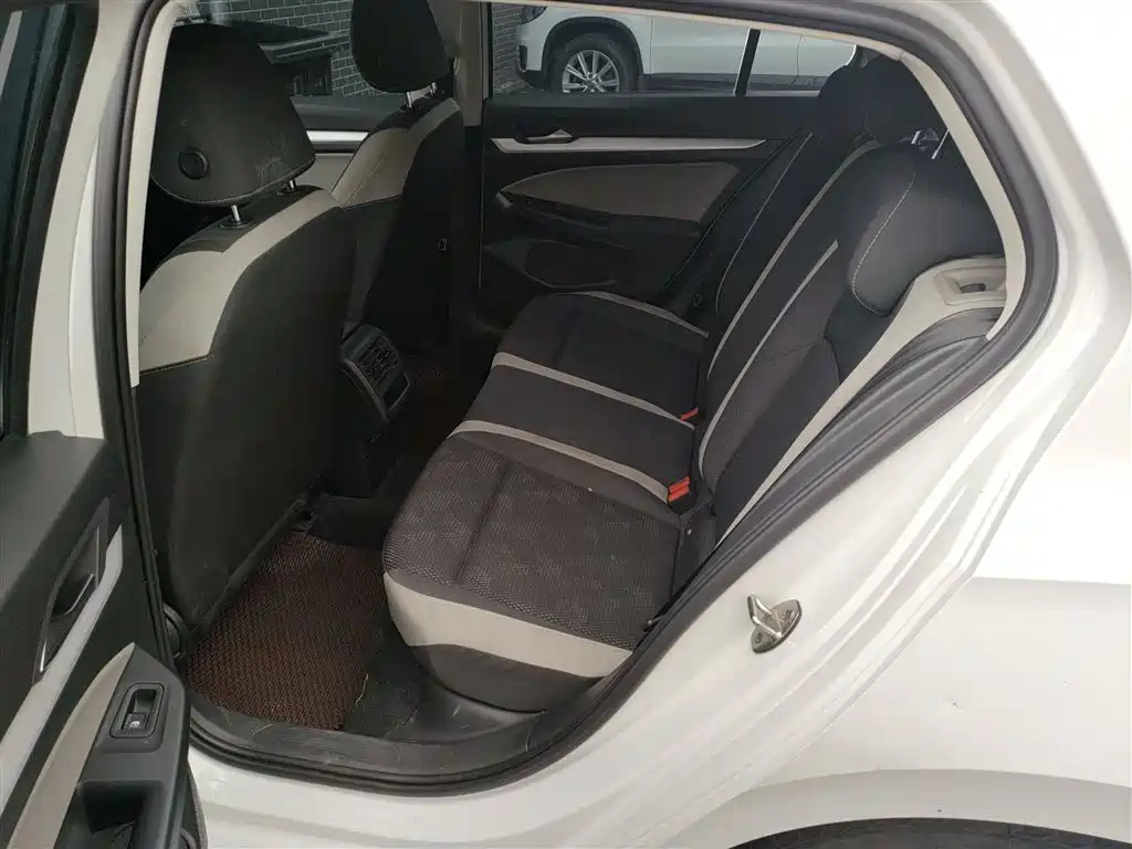 Volkswagen Golf 2023 Model 200TSI DSG — фото 13