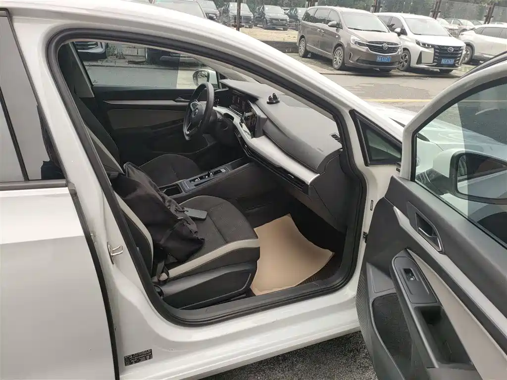 Volkswagen Golf 2023 Model 200TSI DSG — фото 20