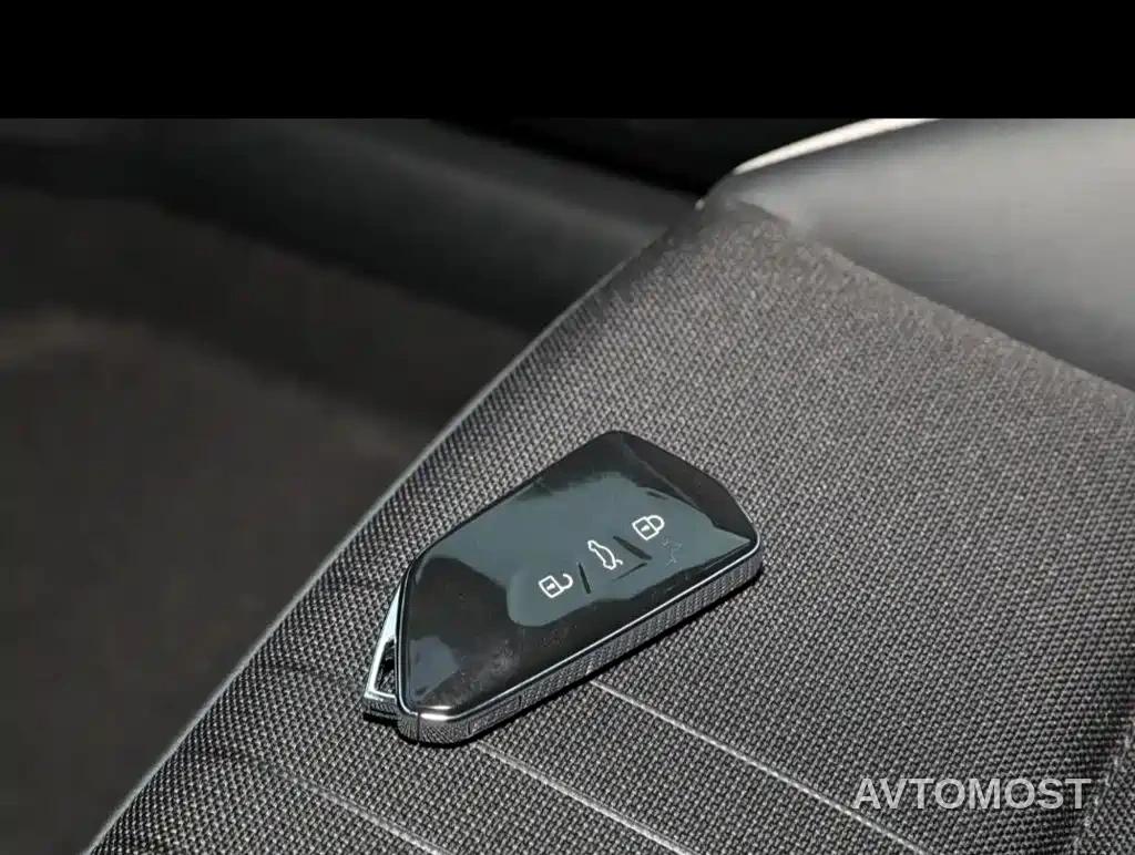 Volkswagen Golf 2023 Model 200TSI DSG — фото 16