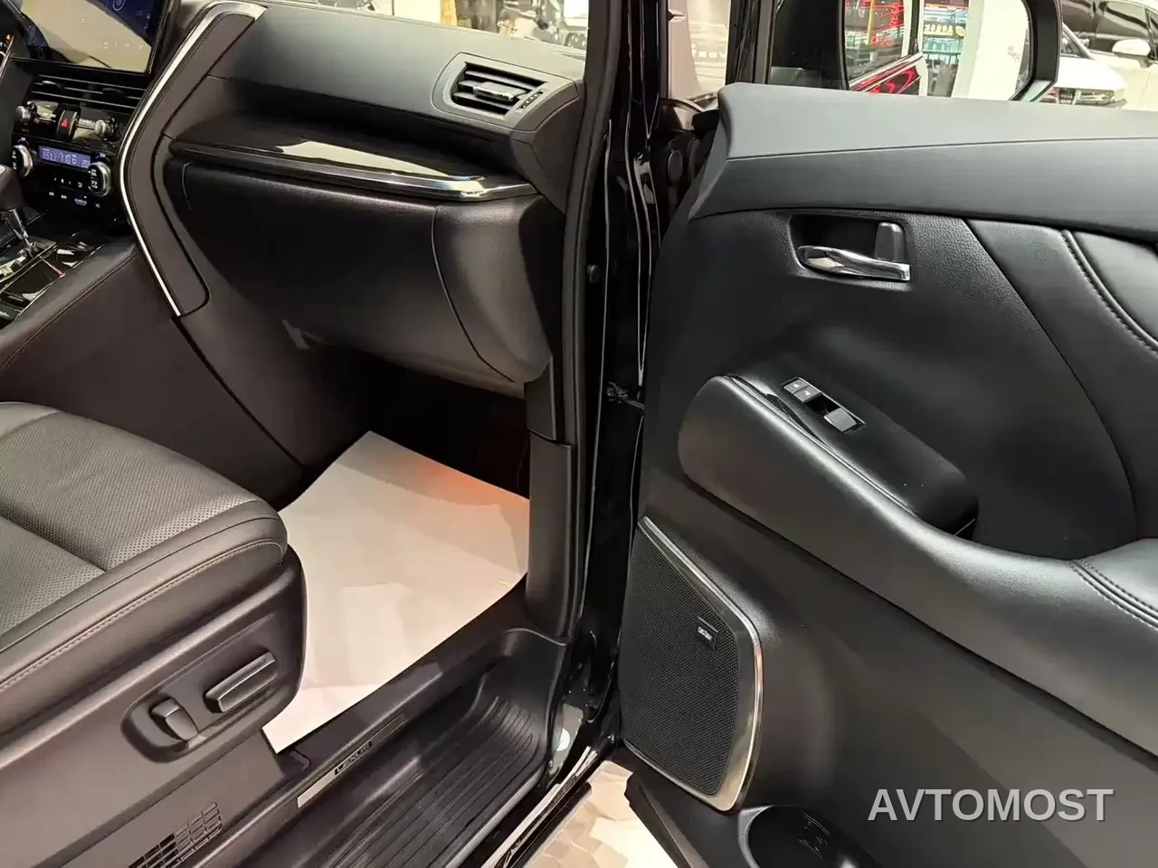Lexus LM 2020 300h 4-Seat Imperial Edition — фото 6