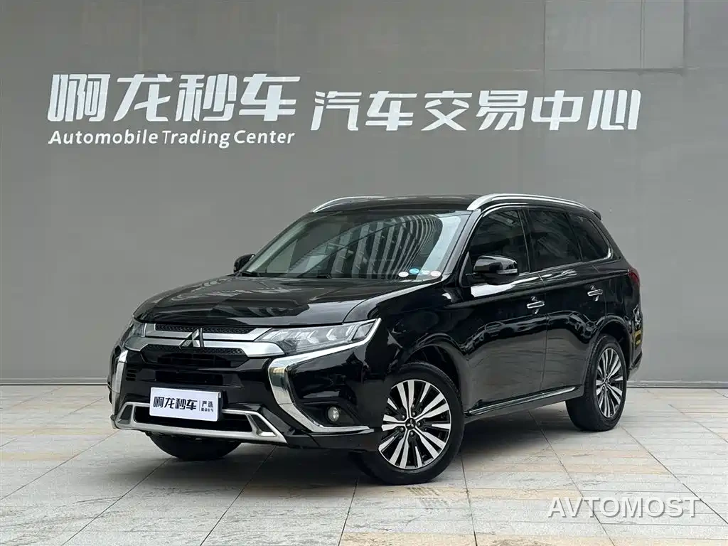 Mitsubishi Outlander 2021 2.4L 4WD Deluxe Edition 7-Seater — фото 1