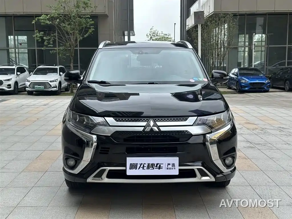 Mitsubishi Outlander 2021 2.4L 4WD Deluxe Edition 7-Seater — фото 2