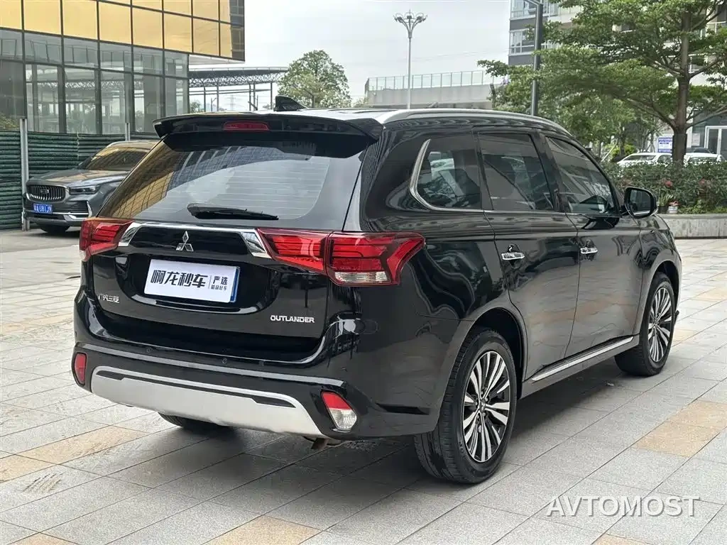 Mitsubishi Outlander 2021 2.4L 4WD Deluxe Edition 7-Seater — фото 3