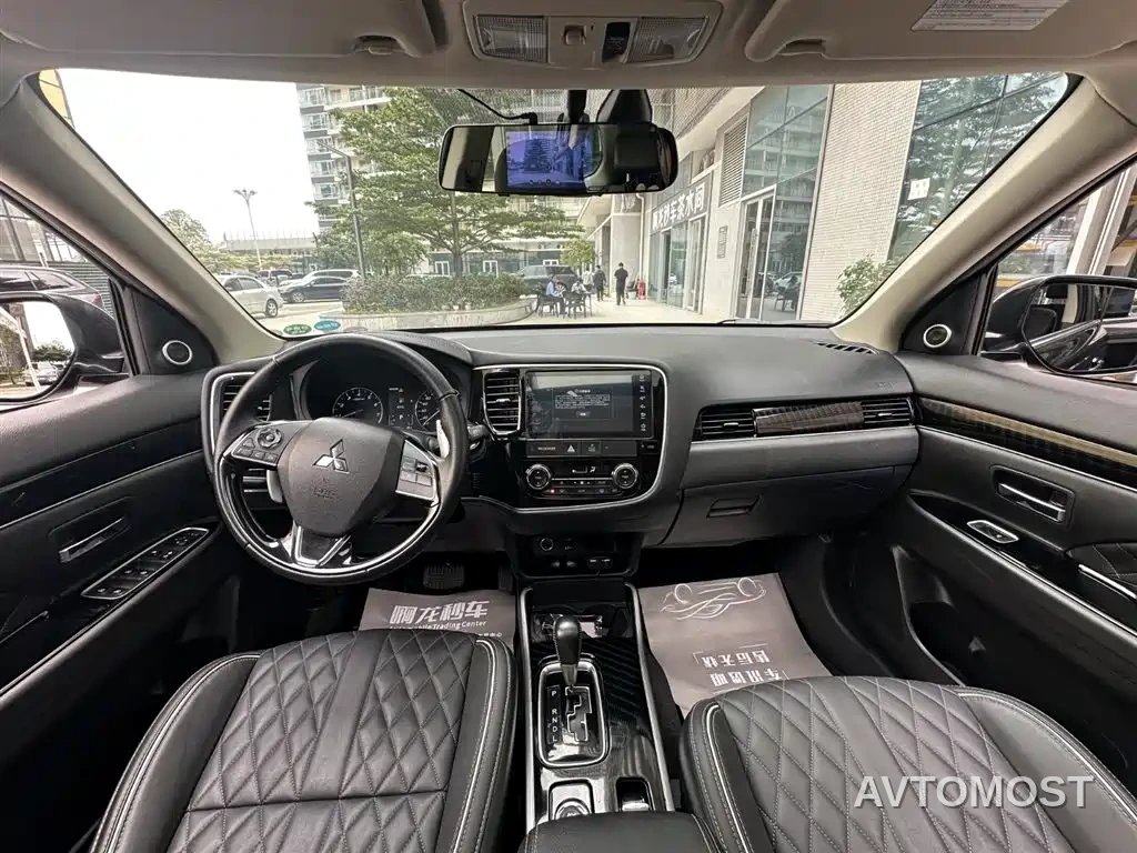 Mitsubishi Outlander 2021 2.4L 4WD Deluxe Edition 7-Seater — фото 4