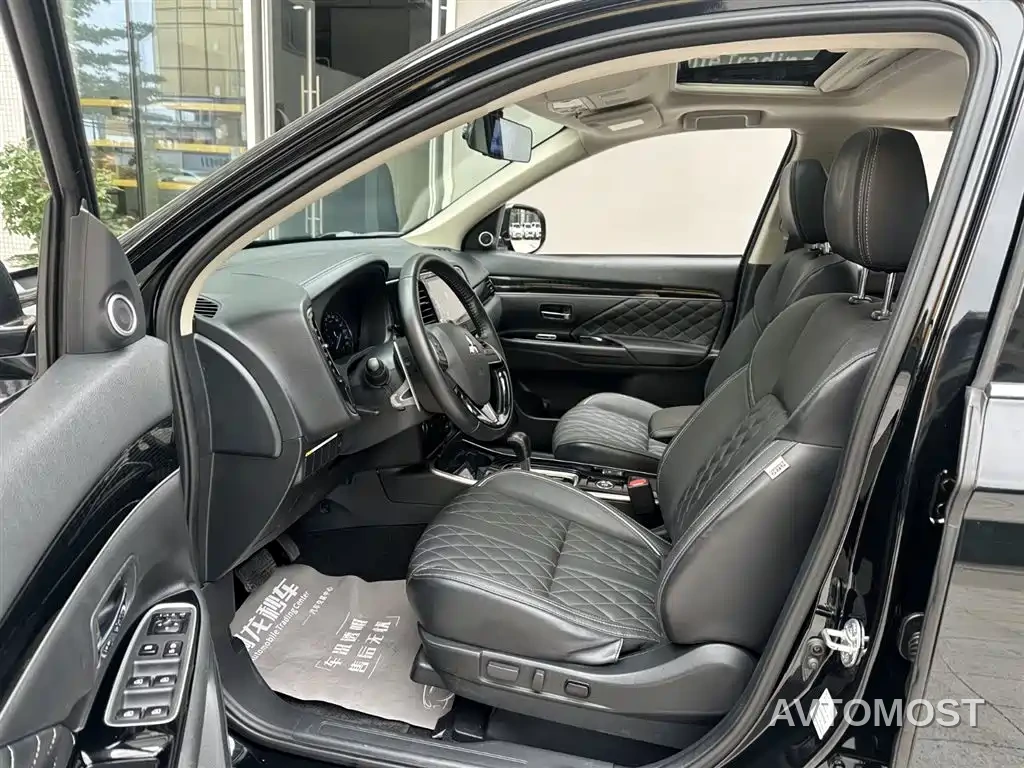 Mitsubishi Outlander 2021 2.4L 4WD Deluxe Edition 7-Seater — фото 5