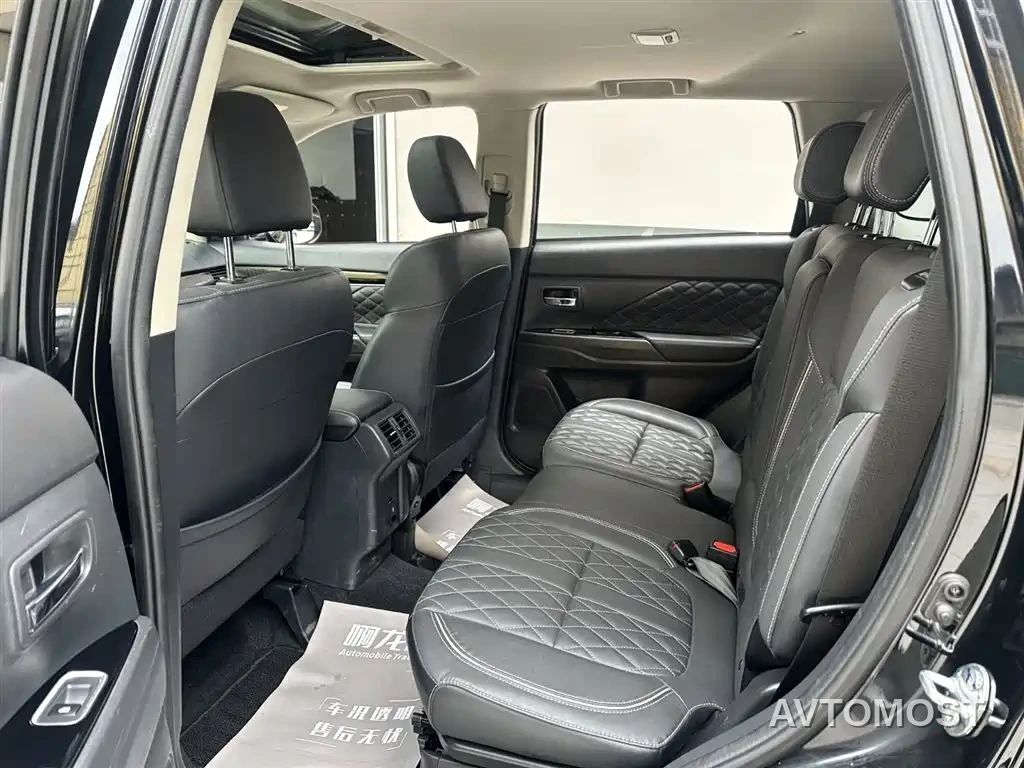 Mitsubishi Outlander 2021 2.4L 4WD Deluxe Edition 7-Seater — фото 6