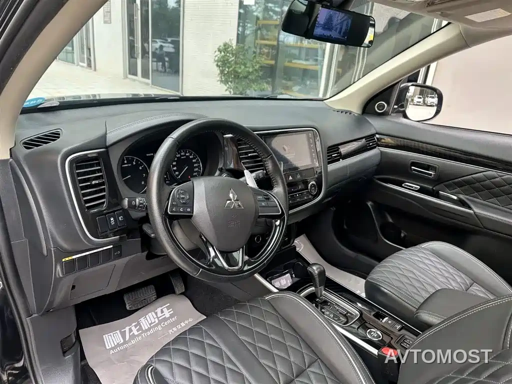 Mitsubishi Outlander 2021 2.4L 4WD Deluxe Edition 7-Seater — фото 7
