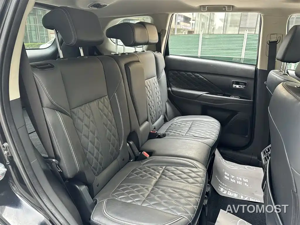 Mitsubishi Outlander 2021 2.4L 4WD Deluxe Edition 7-Seater — фото 8