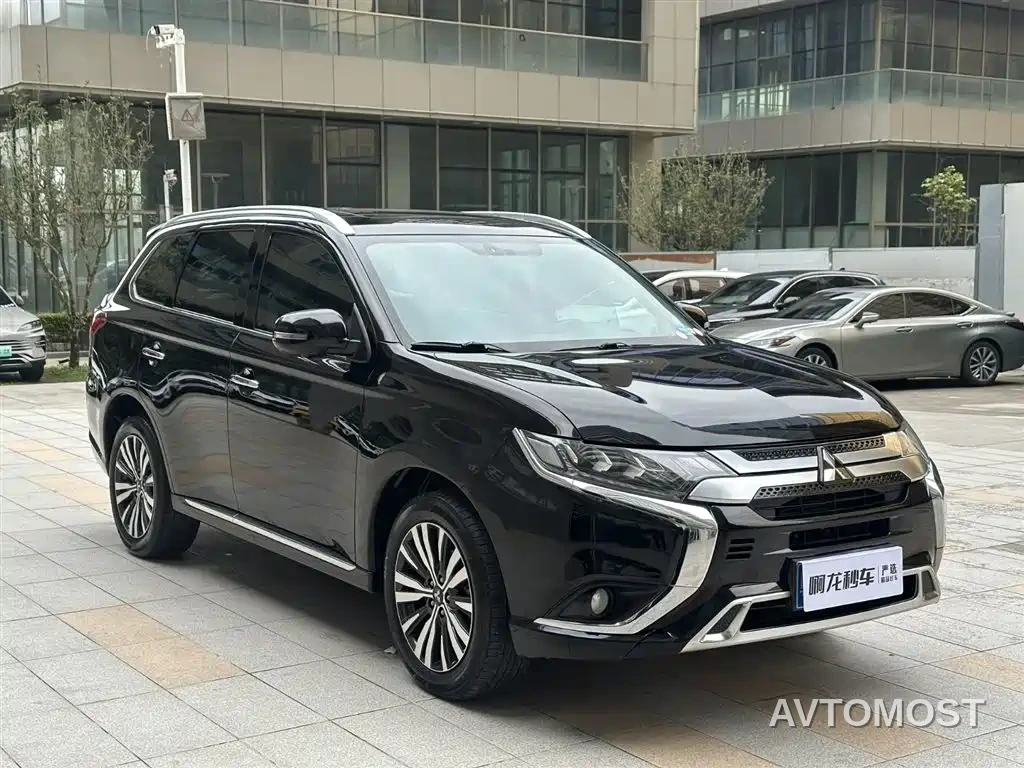 Mitsubishi Outlander 2021 2.4L 4WD Deluxe Edition 7-Seater — фото 9